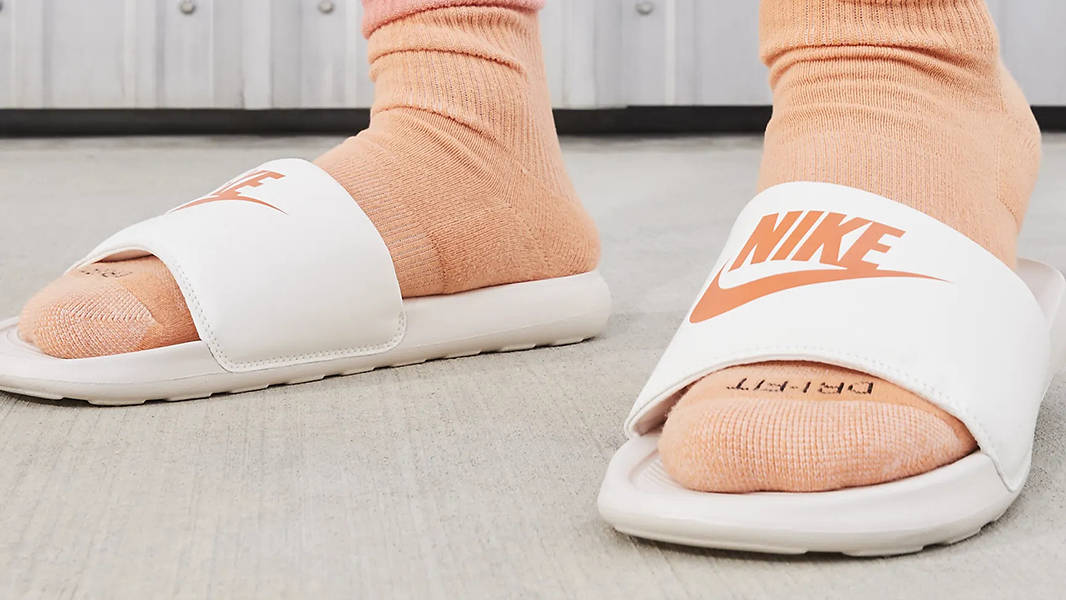 nike victori one slide on feet