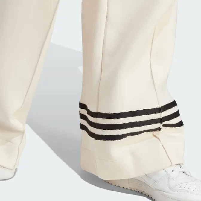 adidas Adicolor Neuclassics Tracksuit Bottoms Wonder White Front Closeup