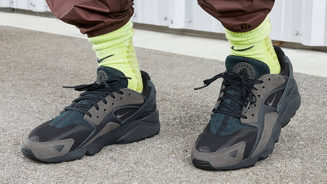 Black huarache on feet hotsell