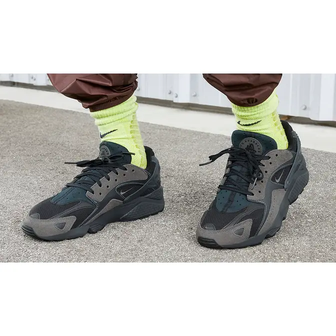 nike flex show tr 3 cross trainer mens shoes Black Medium Ash DZ3306-002 on feet