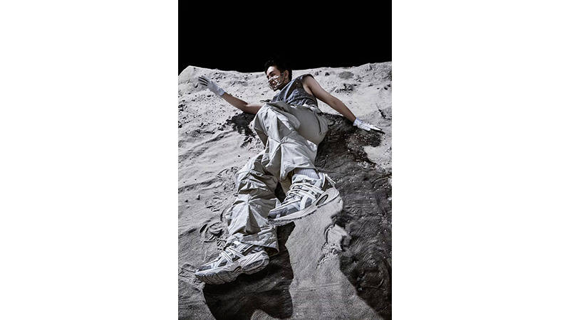ASICS Gel-Kahana TR V2 Moon Rock on foot silver