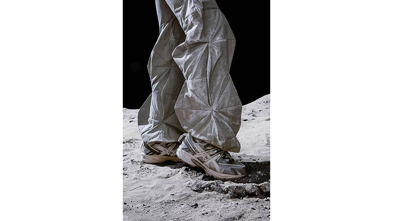 ASICS Gel-Kahana TR V2 Moon Rock on foot
