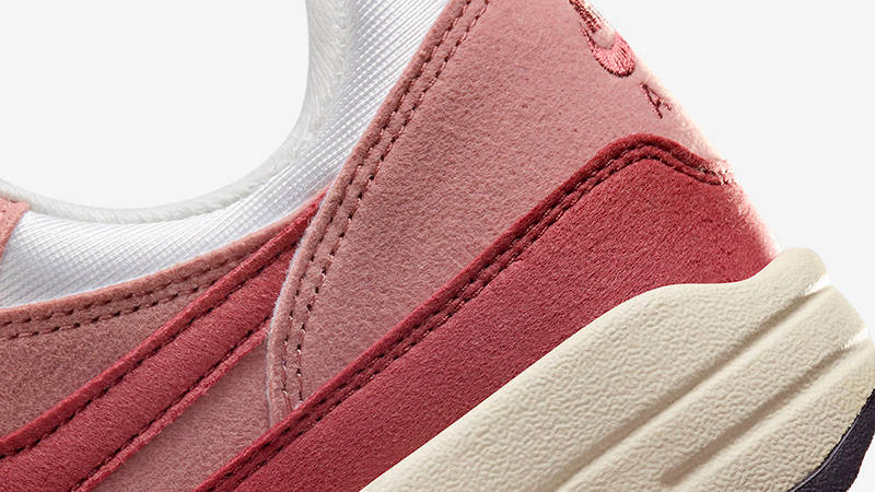 Nike juvenate 2024 siltstone red/sail/red stardust