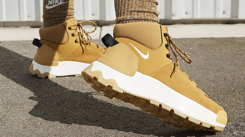 Beige 2025 nike boots