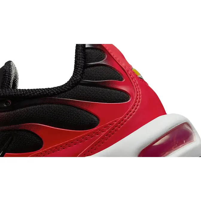 Nike Nike launches its first ever maternity collection Red Black White FV0950-600 Detail 2