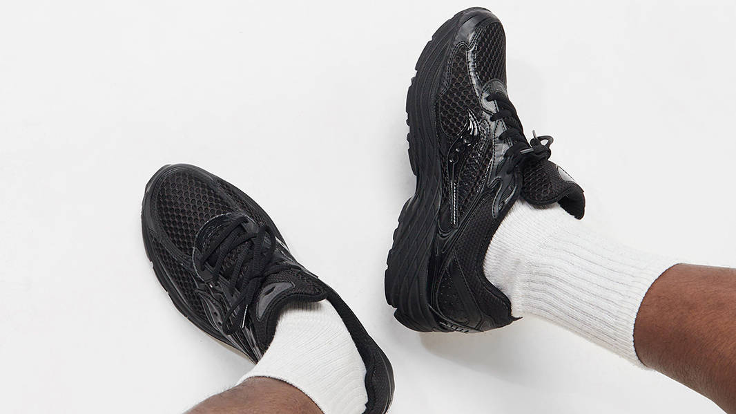 Saucony Progrid Omni 9 OG Black S707393 on feet