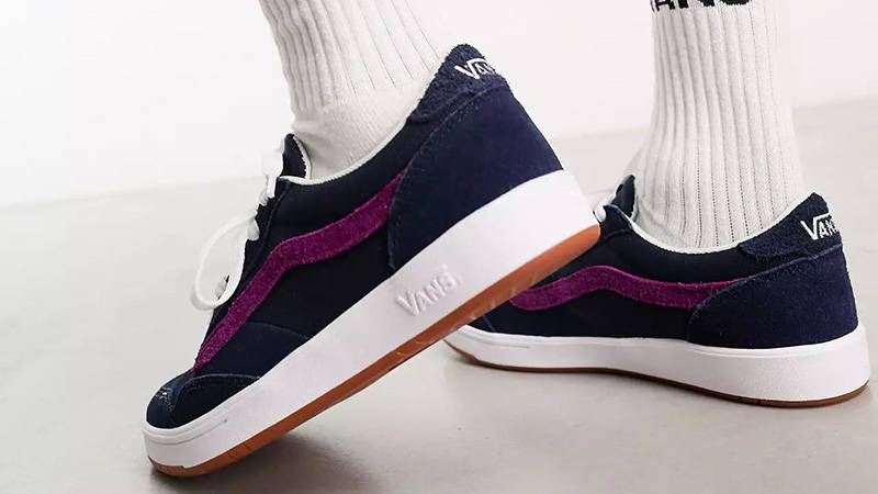 Vans Cruze 90s Navy on foot side