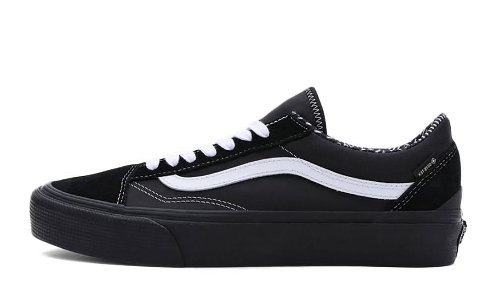 All black vans white 2024 stripe