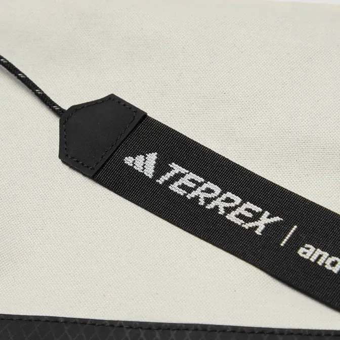 Logo adidas clearance terrex