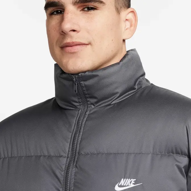 Nike Sportswear Club Puffer Jacket Iron Grey Closeup