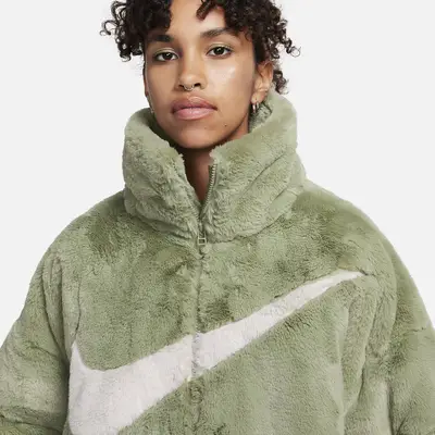 Nike Sportswear Essential Oversized Faux Fur Puffer Green face