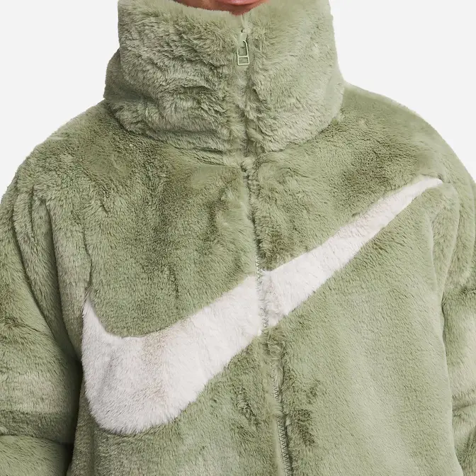Nike Sportswear Essential Oversized Faux Fur Puffer Green logo