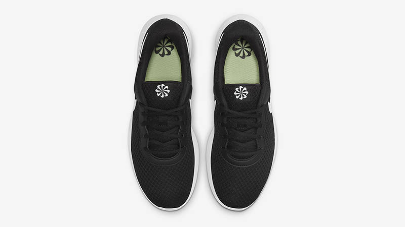 tanjun nike black and white