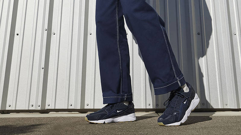Nike Air Huarache Runner Dark Obsidian DZ3306-400 on feet 2
