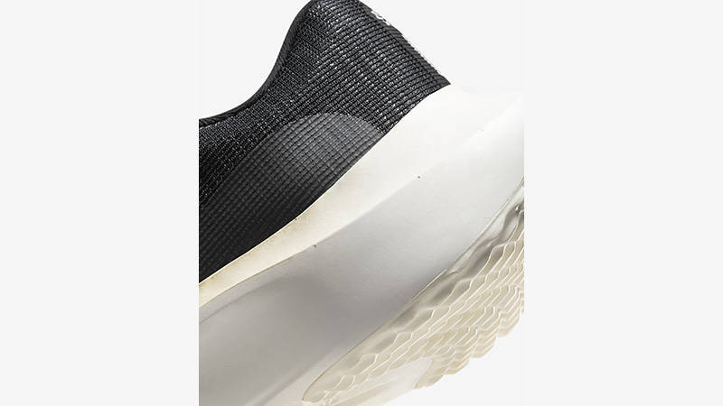 Nike Zoom Fly 5 Black Metallic Gold heel