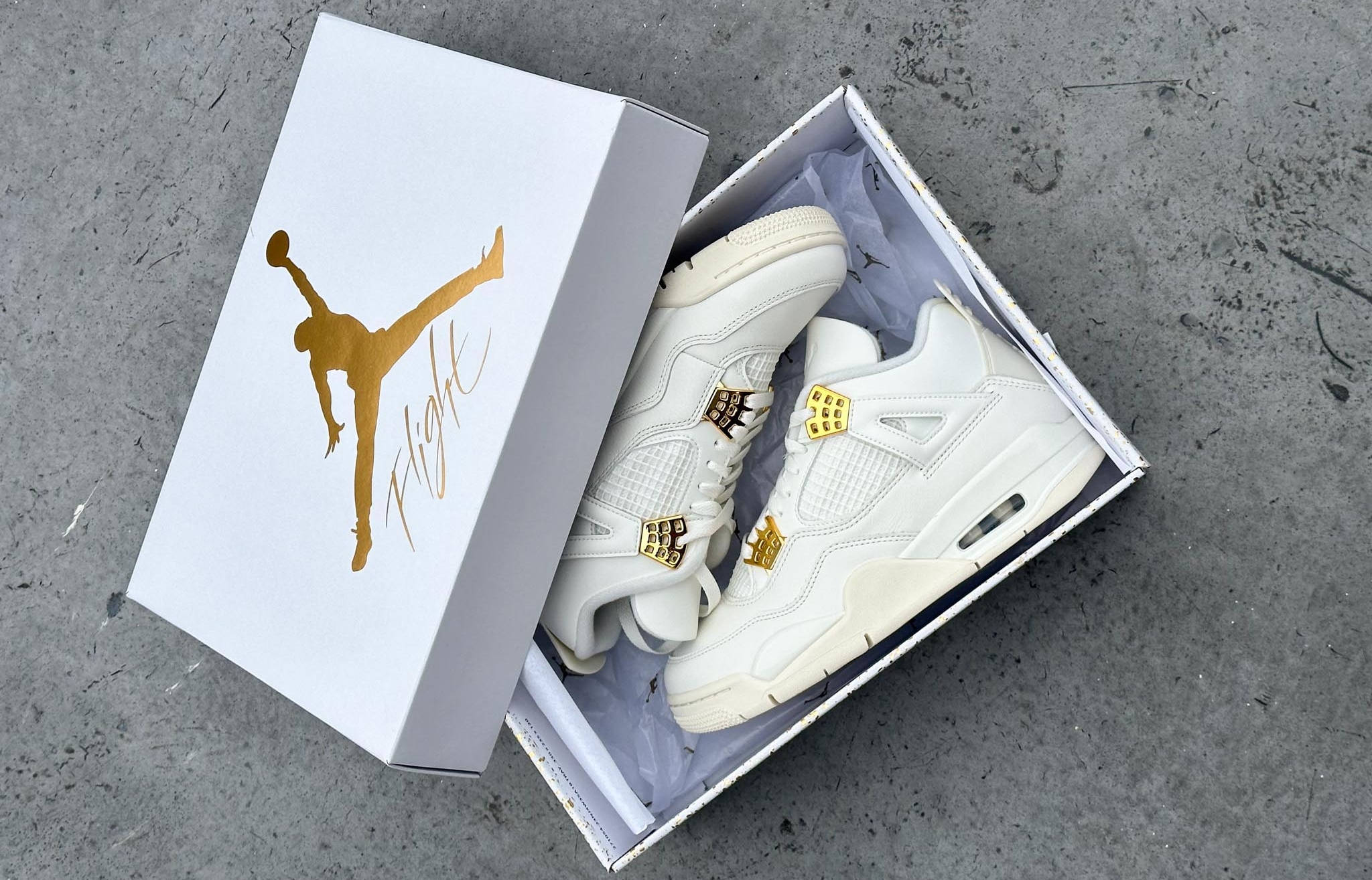 Jordan retro 4 white and gold hotsell