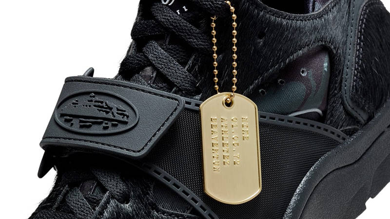Corteiz x Nike Air Trainer Huarache Onyx FQ8793-003 Detail