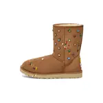 The UGG® Kids Ryndon neb keep small feet warm and cozy from the elements in style and comfort 1166953-CHE