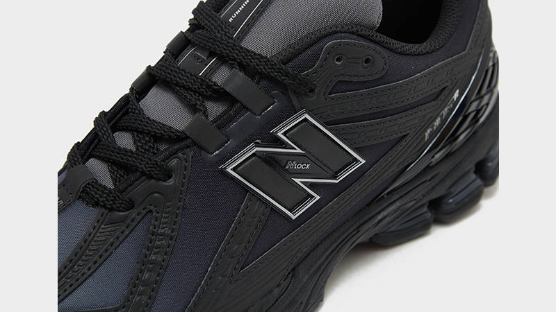 New Balance 1906R Black Gradient side