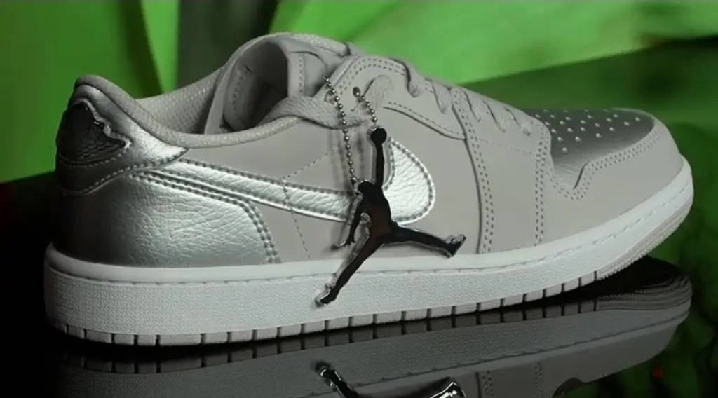 air-jordan-1-low-og-metallic-silver-cz0790-002-side