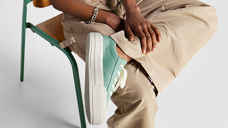 Converse Chuck Taylor All Star Cruise Herby on foot on chair