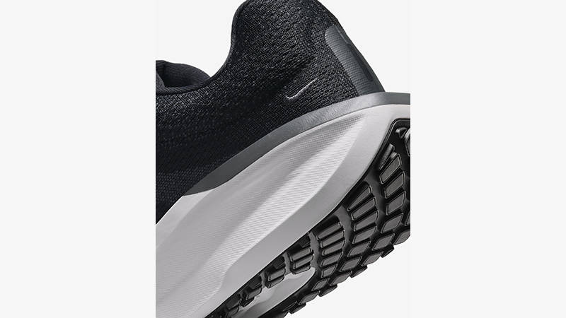Nike Winflo 11 Black White heel
