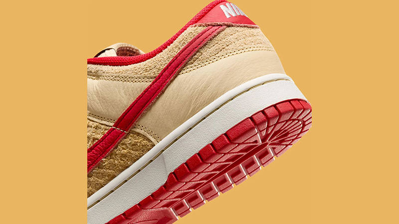 Nike Dunk Low Strawberry Waffle heel
