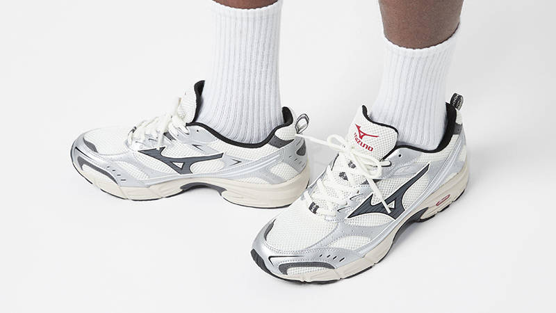 Mizuno MXR Sport White Black D1GA245101 on foot