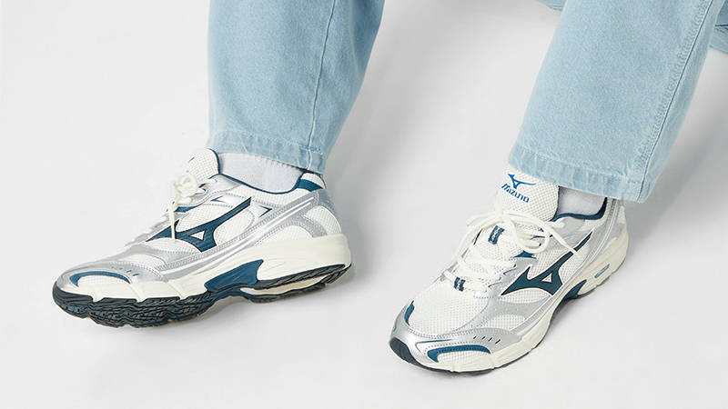 Mizuno MXR White Navy D1GA245102 on foot