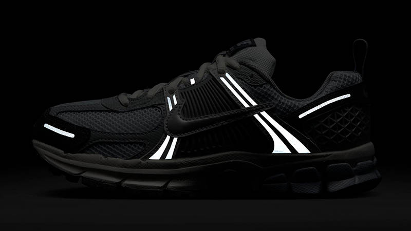 Nike Zoom Vomero 5 GS Pure Platinum Metallic Silver HF6998-002 in dark