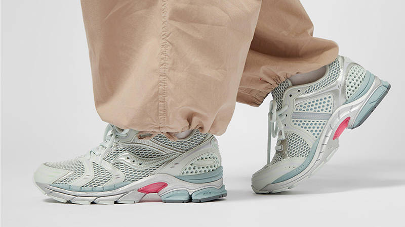 Saucony ProGrid Triumph 4 Ice Grey S707742 on foot