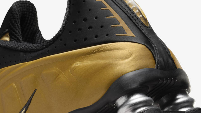 Nike Shox R4 Black Metallic Gold Closeup