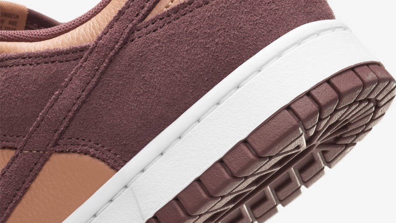 Nike Dunk Low SE Amber Brown Closeup