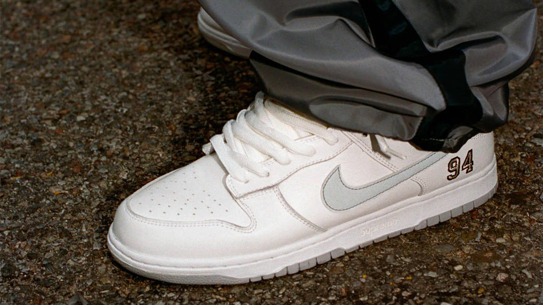 Supreme × Nike SB Dunk Low \"White Supreme x Nike SB Dunk Low White Metallic Silver HQ8487-100
