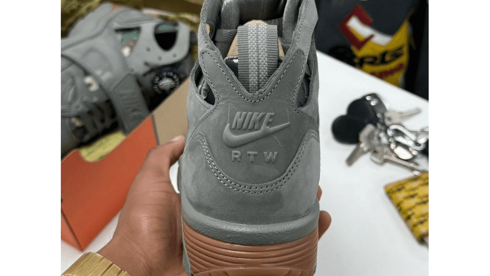 via Clint 419 Corteiz x Nike Air Trainer Huarache Grey