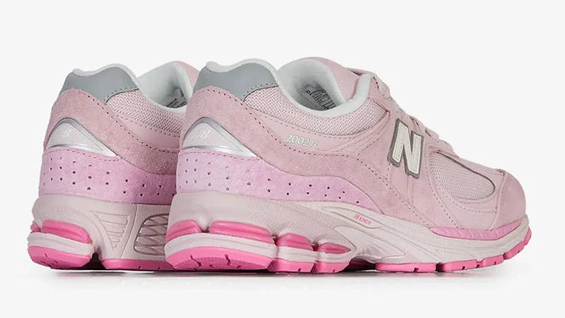 Courir Exclusive x New Balance M2002 Rose back
