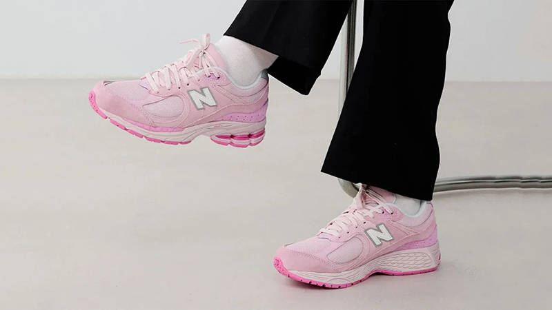 Courir Exclusive x New Balance M2002 Rose on foot