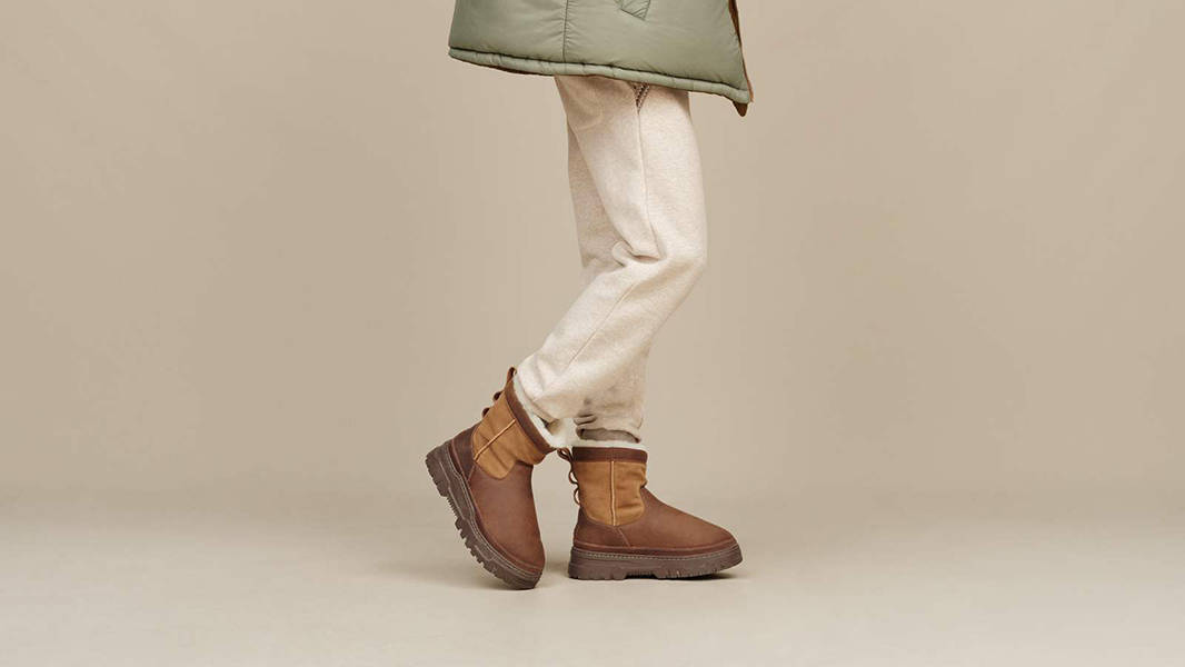 UGG Heritage Pull-On TrailGazer Boot Chestnut 1158213-CHE on feet