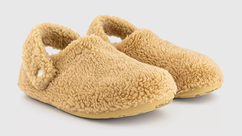 Crocs Classic Cozzzy Slipper Wheat 209386-209 front