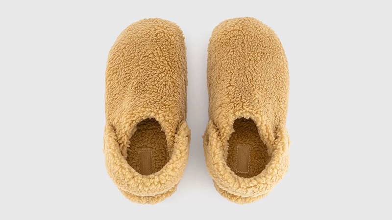 Crocs Classic Cozzzy Slipper Wheat 209386-209 middle