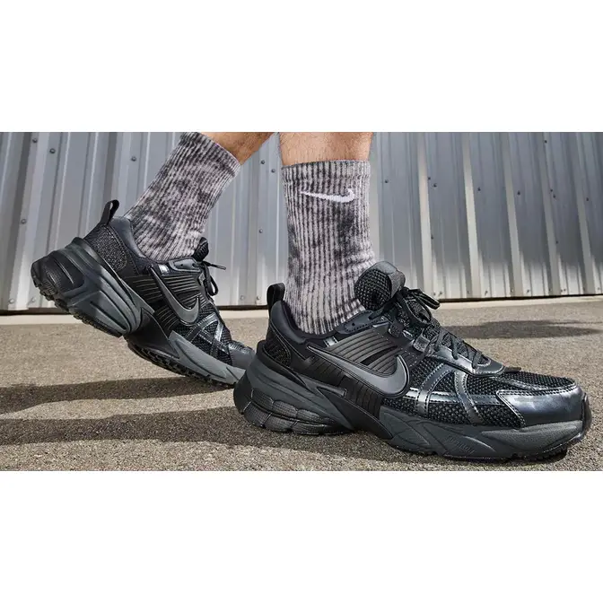 NIKE W V2K RUN BLACK/DK SMOKE GREY-ANTHRACITE|atmos（アトモス） 公式オンラインストア