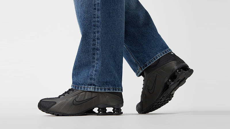 Nike Shox R4 Black Bright Crimson HQ1988-001 on foot