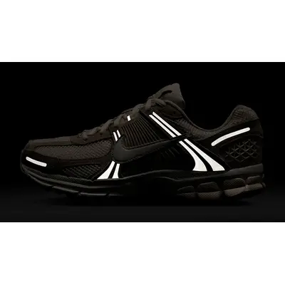 Nike Zoom Vomero 5 Beach HQ0458-200 in dark