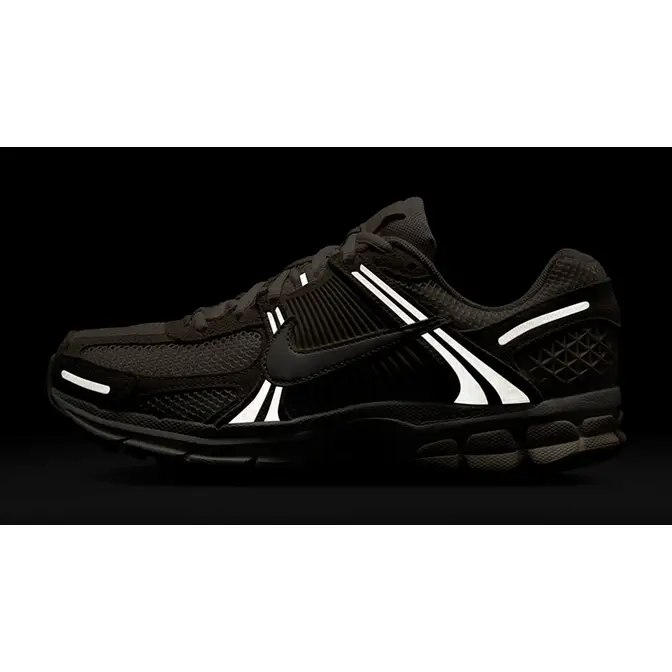 Nike Zoom Vomero 5 Beach HQ0458-200 in dark