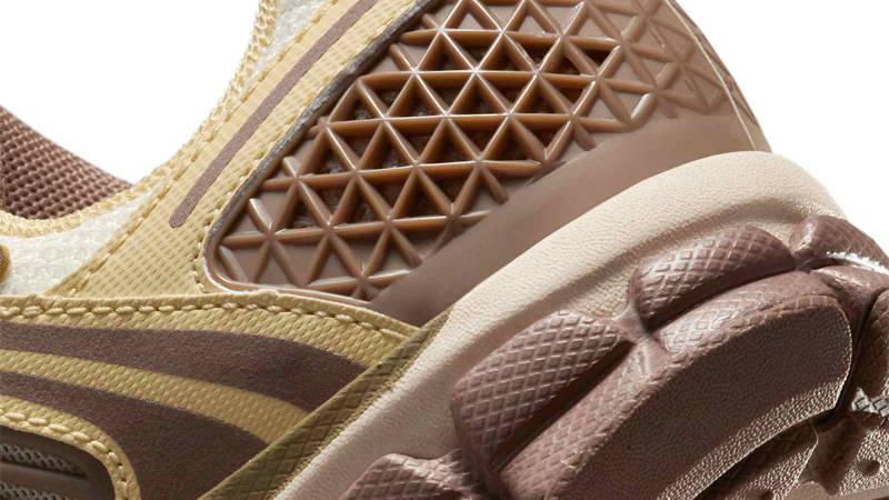 Nike Zoom Vomero 5 GS Pale Ivory Closeup