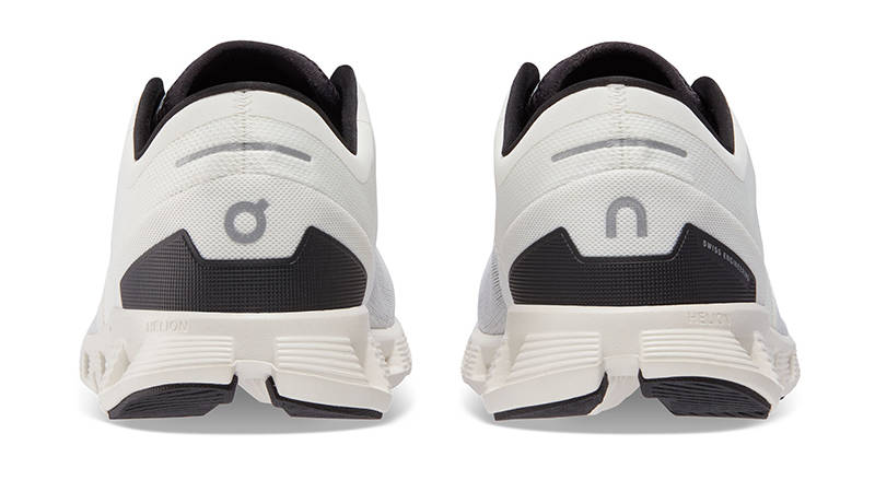 On running Cloud X 3 Ivory Black back