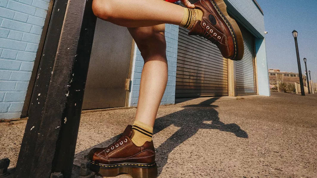Dr. Martens Buzz 5-Eye Grizzly Dark Brown 41129200 on feet 2