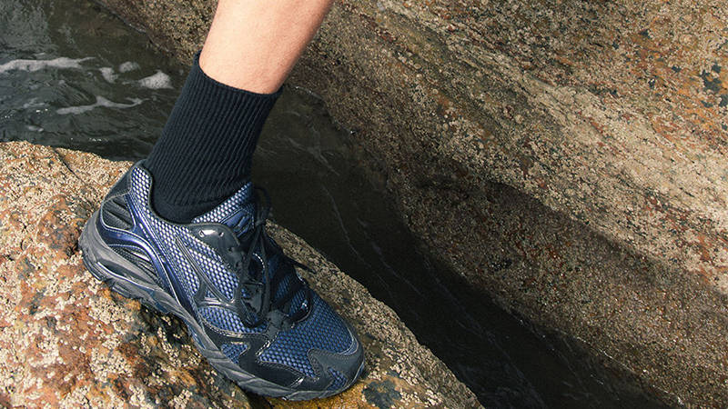 END x Mizuno Wave Rider 10 Black | The Sole Supplier