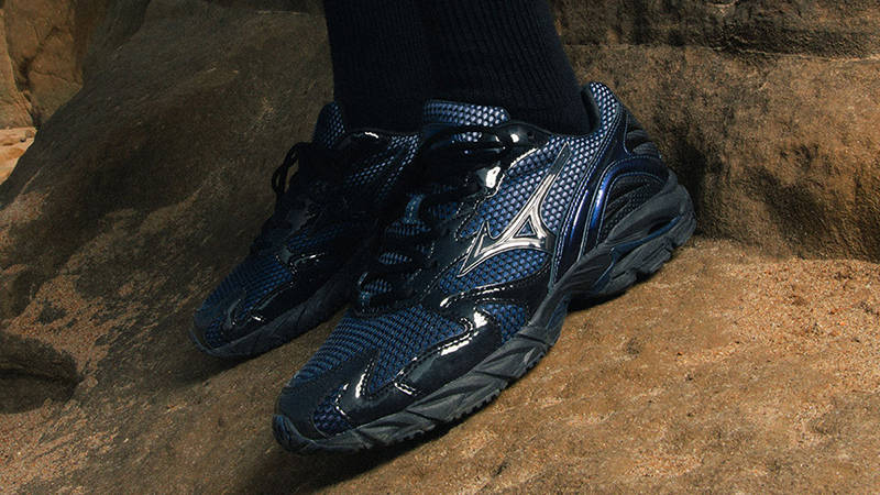 END x Mizuno Wave Rider 10 Black | The Sole Supplier