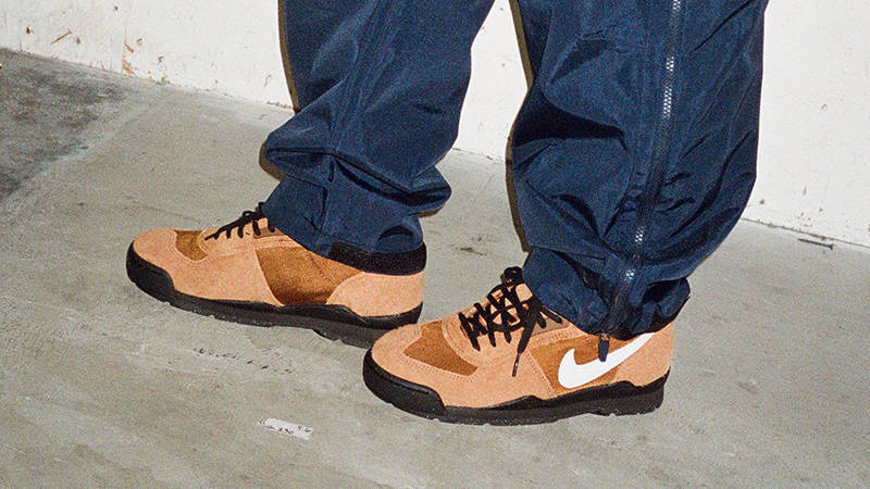 Stüssy x Nike Baltoro High Light British Tan on foot side